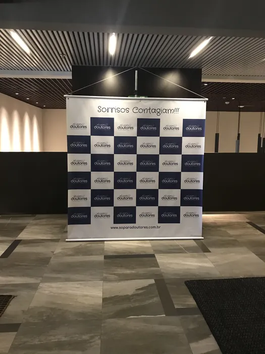 Painel Sorrisos Contagiam da Só Para Doutores montado no espaço do evento