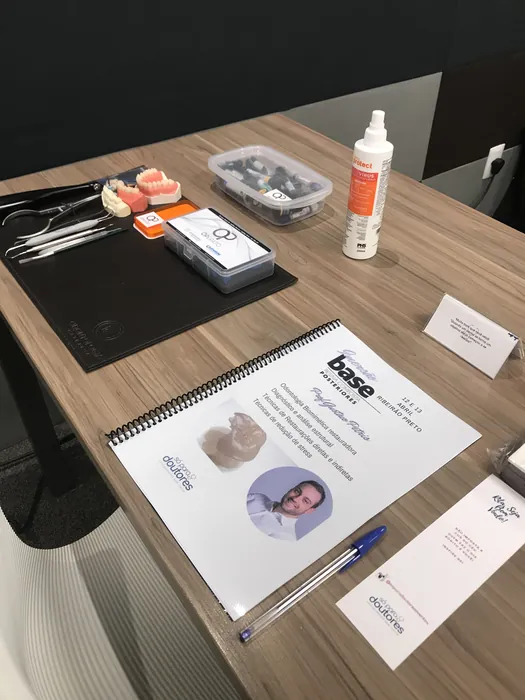 Material do curso organizado na mesa de cada aluno