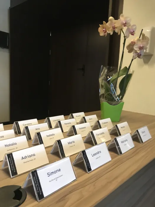 Cartões com o nome de cada aluno organizados na recepção