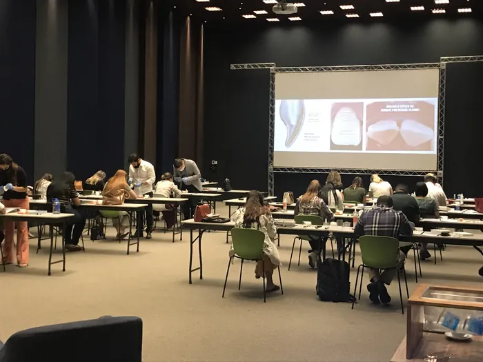 Auditório com alunos em bancadas durante o curso