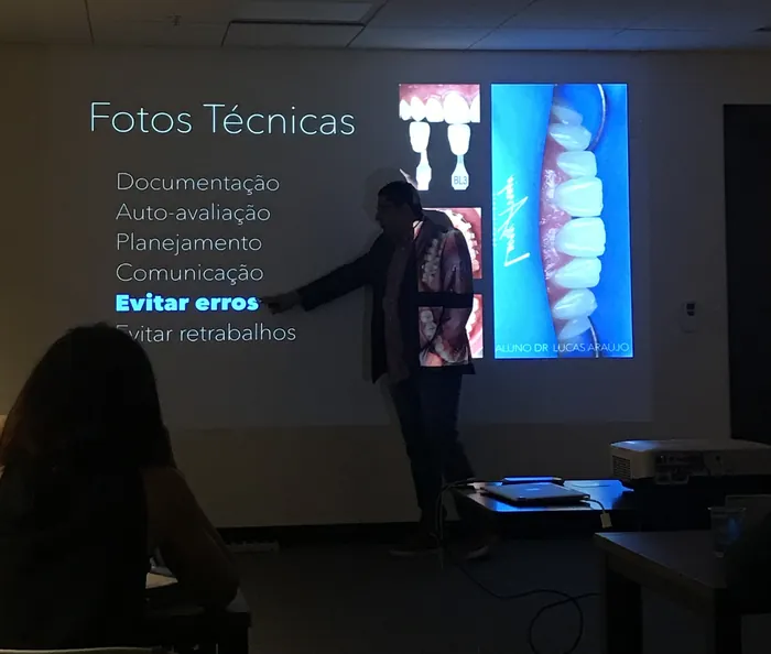 Professor apresentando o módulo de fotos técnicas