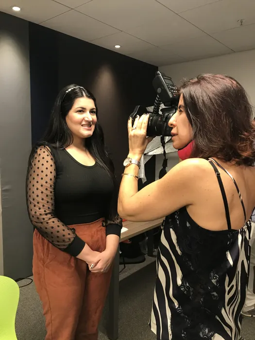 Alunas praticando fotografia de retrato odontológico