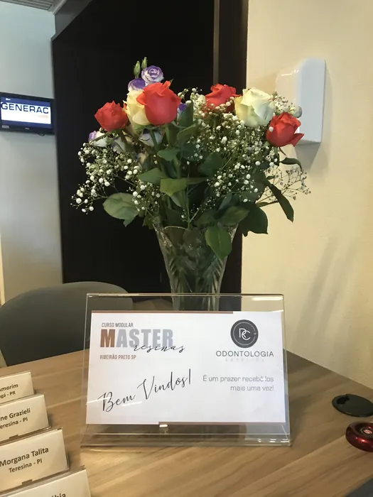 Arranjo de flores com placa de boas-vindas do Master