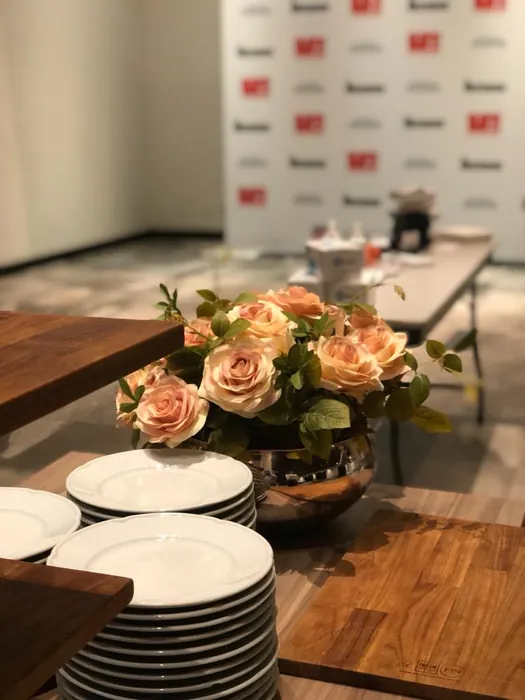 Mesa do coffee break decorada com rosas