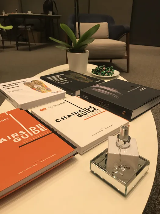 Livros e materiais sobre a mesa do coffee break