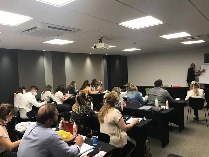 Sala cheia durante o curso de placas oclusais